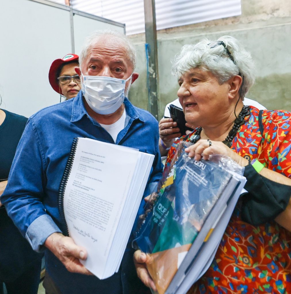 Lula recebe relatório da DPU com contribuições para reconstruir políticas públicas