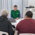População afetada pelas enchentes recebe atendimento em São Sebastião do Caí (RS)